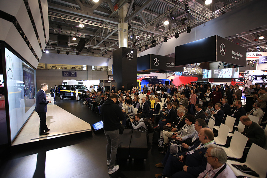 汽車展廳現場，汽車展會嘉賓，奔馳汽車展臺 